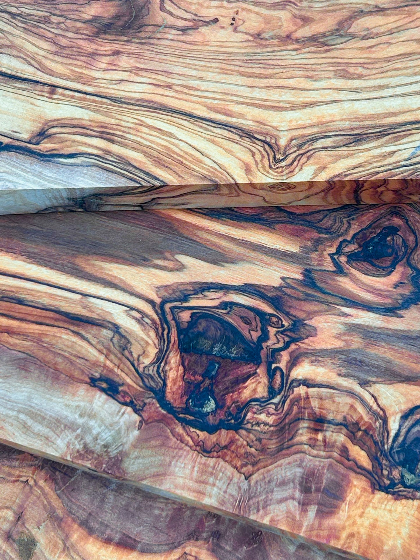 Rechteckiges Olivenholz-Schneidebrettchen aus einem Stück (ca. 30x15 cm)